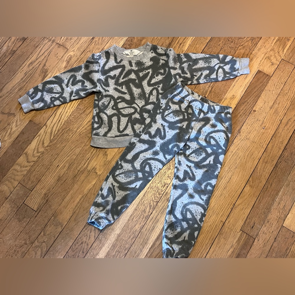 H&M Sweatshirt Joggers Matching Set Grey Print size 6 fits like a 5